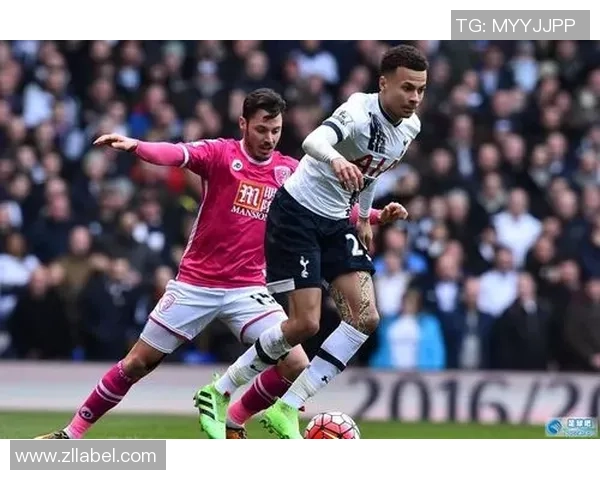 南美足球明星齐聚一堂合影留念展现激情与友谊的瞬间