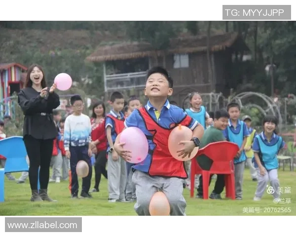 亲子户外足球活动让孩子在阳光下快乐成长，增进亲子关系与团队合作精神