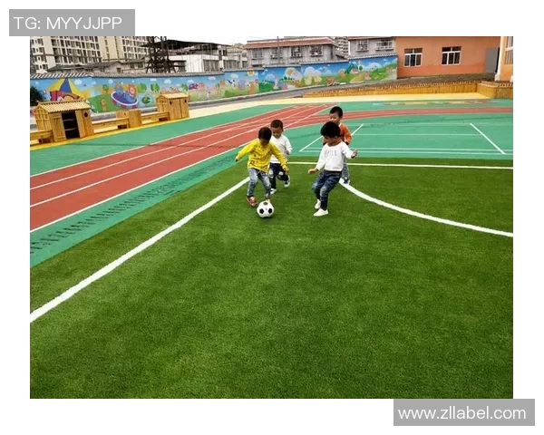 清晨的阳光下与朋友们一起踢足球感受活力与快乐的时光